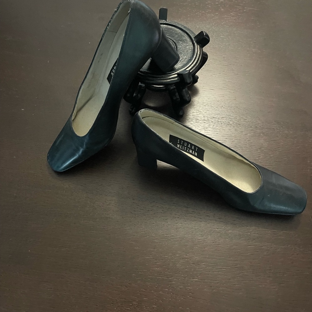 Stuart Weitzman ladies heels Sz 81/2 B(med) Navy with new heel taps. All leather